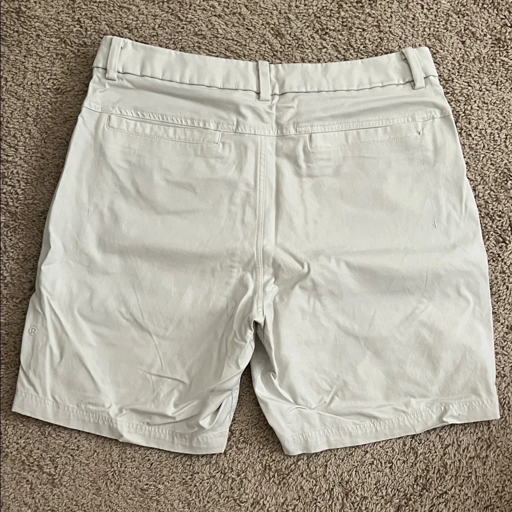 Lululemon Athletica Men's Cream Flat Front Shorts